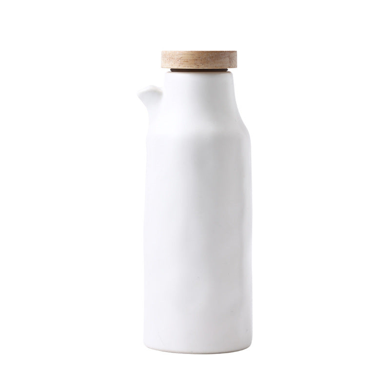 Carafe d'eau en céramique de 400ml sur fond blanc