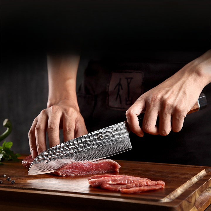 Couteau santoku en acier damassé