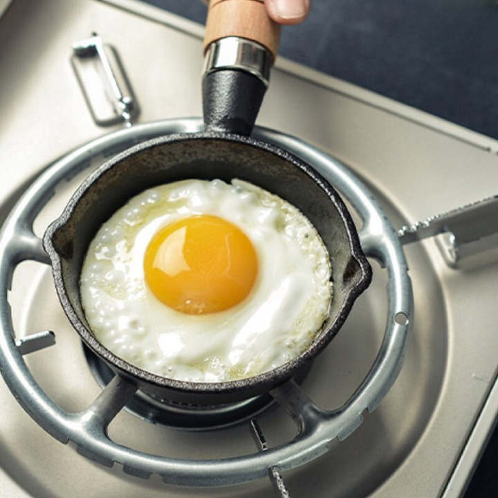 Sauteuse en fonte avec becs d'égouttement