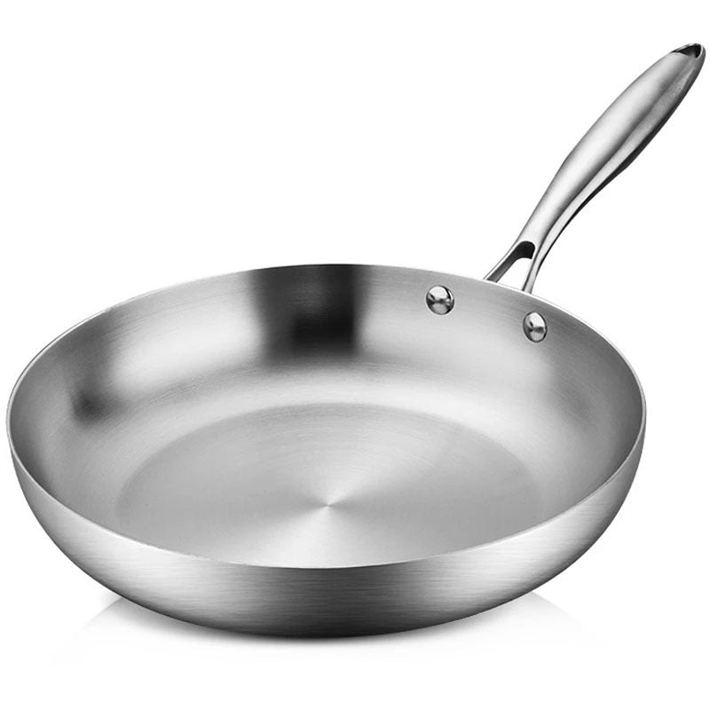 Sauteuse polyvalente et durable en acier inoxydable sur fond blanc