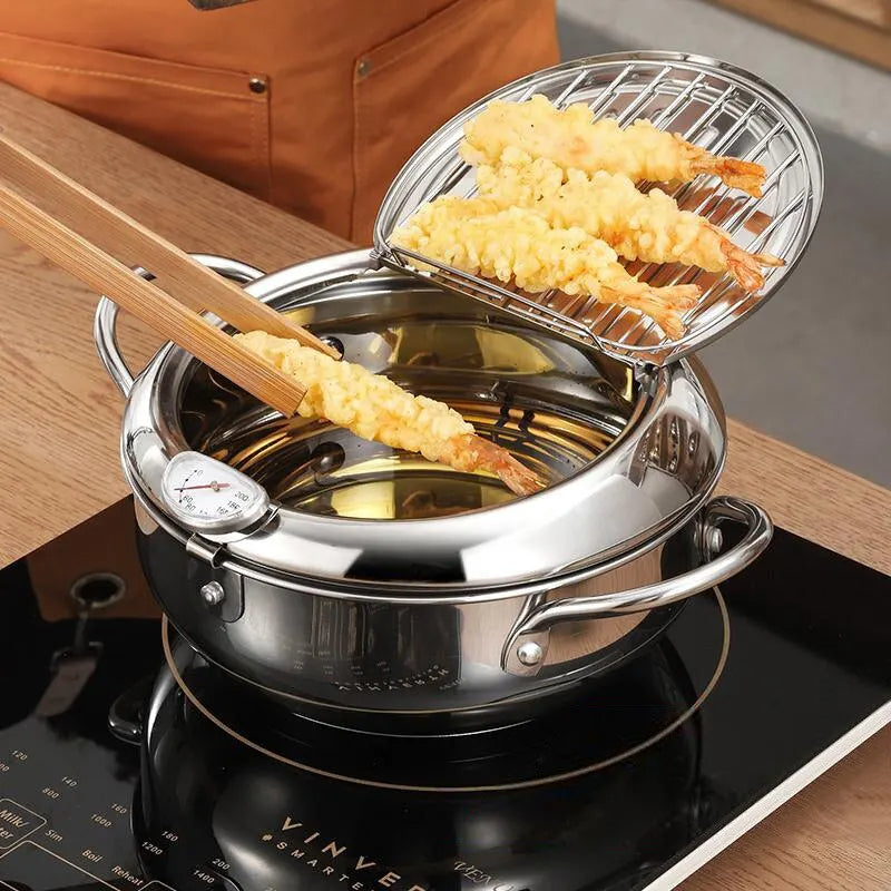 Batterie de Cuisine Inox de Style Friteuse sur une plaque de cuisson avec des tenders