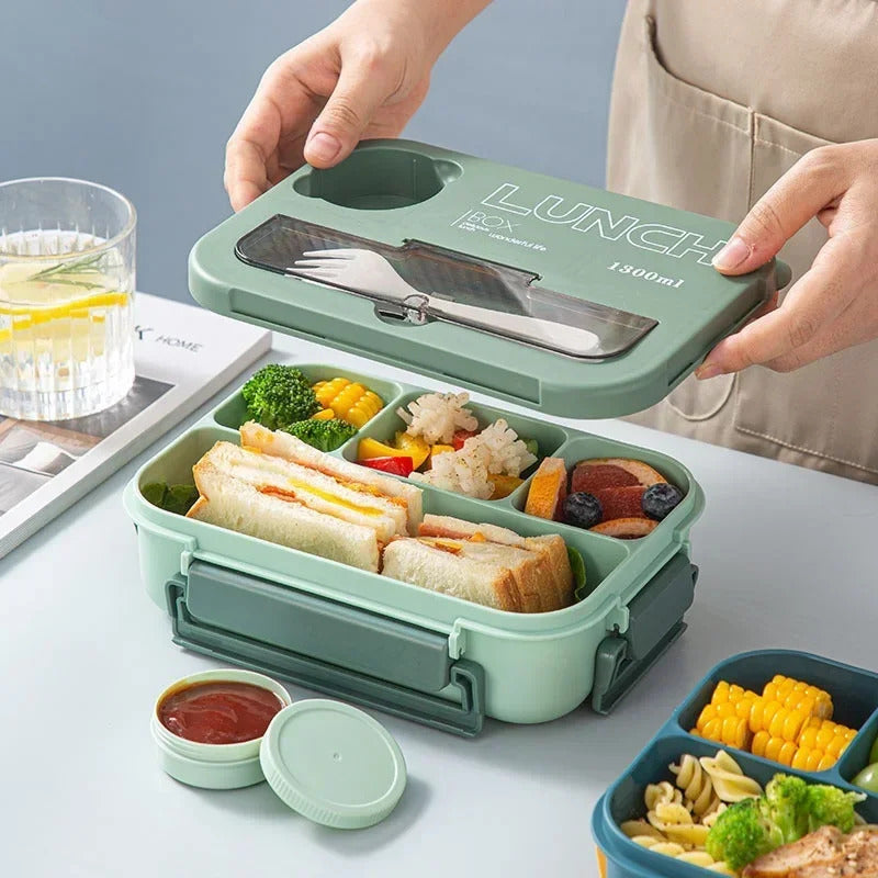 Bento Vert Compartimenté avec Couvercle et Couverts, dans les mains d'une personne.