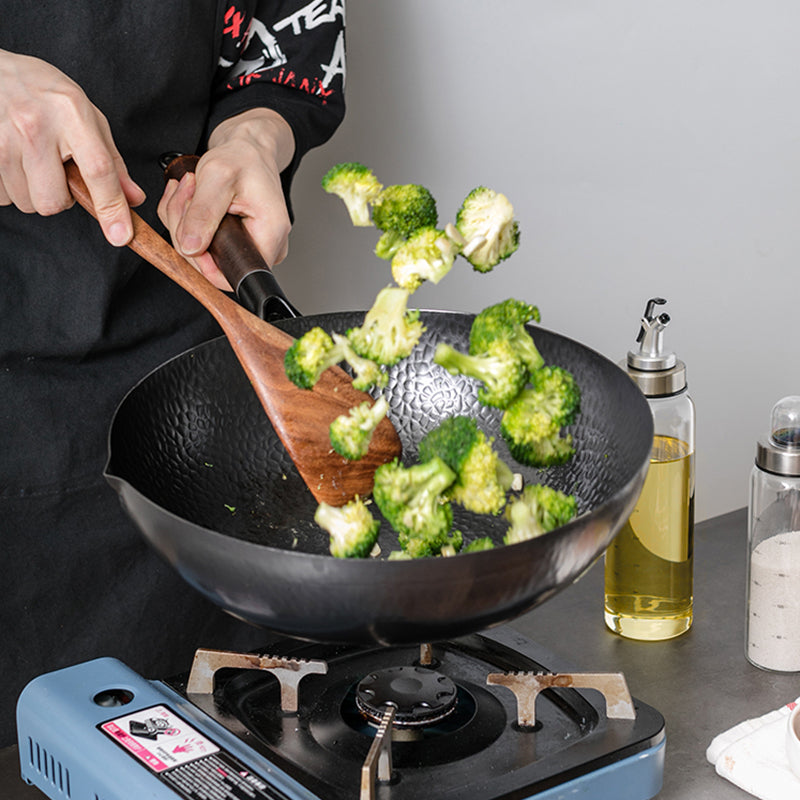 Poêle wok en fonte avec couvercle en bois