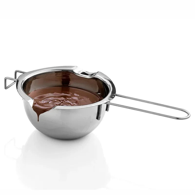 Casserole Bain Marie Résistante Antirouille sur fond blanc avec chocolat fondu à l'intérieur