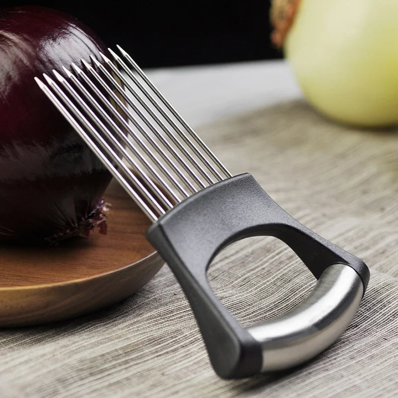 Coupe Oignon en Acier Inoxydable avec Poignée posé sur une table contre un oignon rouge