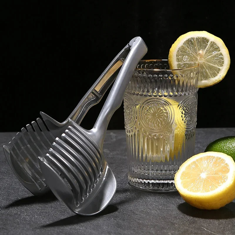 Coupe Oignon Manuel et Pratique sur une table avec un verre et des citrons