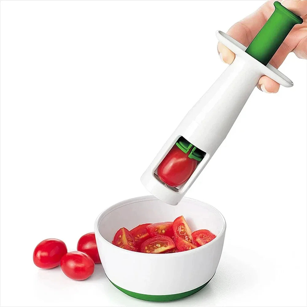 Coupe Tomate Pratique et Portable sur fond blanc avec un bol et des tomates cerises