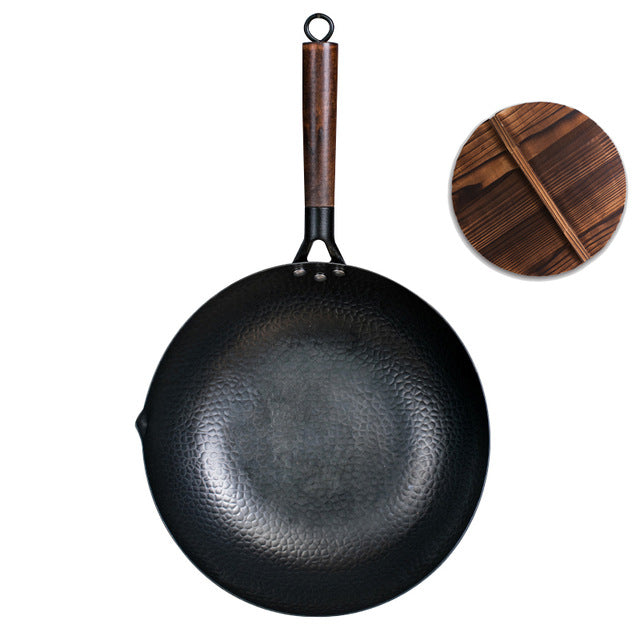 Poêle wok en fonte avec couvercle en bois sur fond blanc