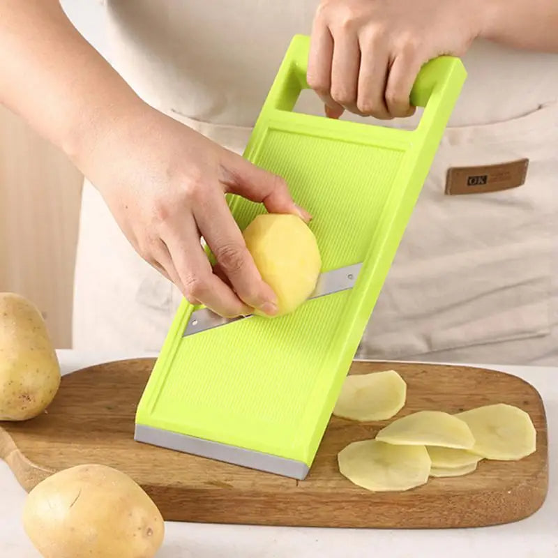 Mandoline Simple et Pratique utilisée par une personne coupant des pommes de terre sur une planche