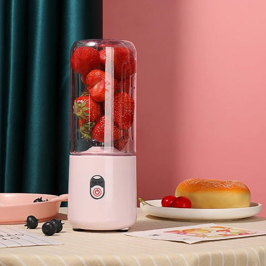 Mixeur Blender Rose Portable et Automatique, posé sur une table.