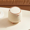 Poubelle de Table Design et Miniature Beige, sur une table blanche.