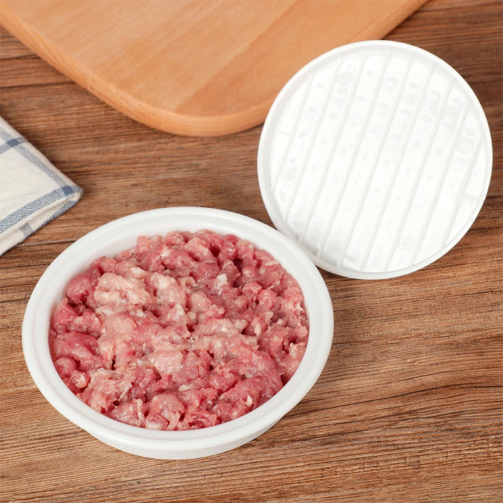 Presse Steak Haché Manuel avec Poignée sur une table en bois